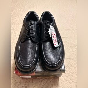 NWT Thom McAn black leather men’s shoes. Never worn or tried on. Size 13 Wide.